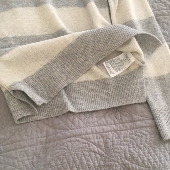 Gray & White striped sweater in good condition. - Picture 5 of 7